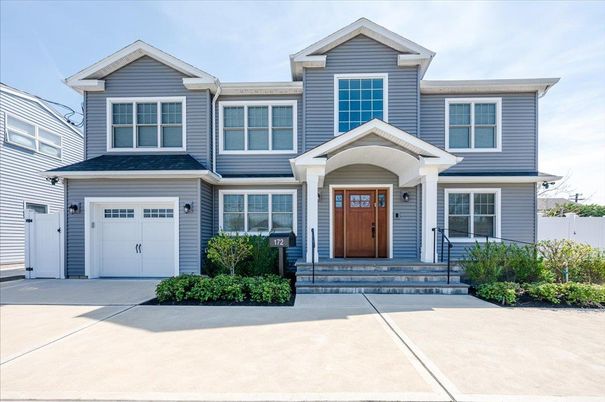 Attached, Exterior, Facade, American Craftsman