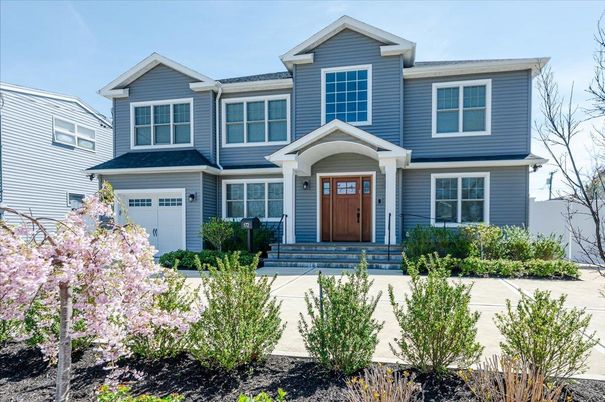 Attached, Exterior, Facade, American Craftsman