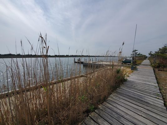 Exterior, Lake