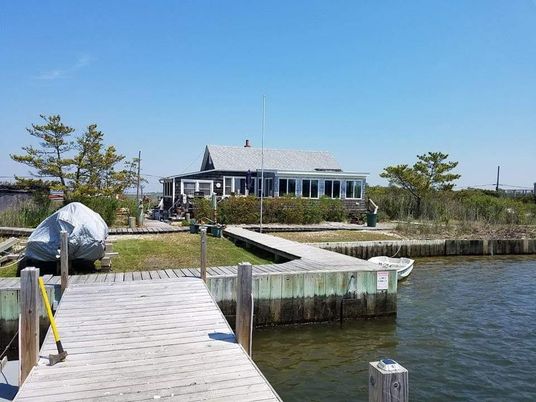 Exterior, Lake