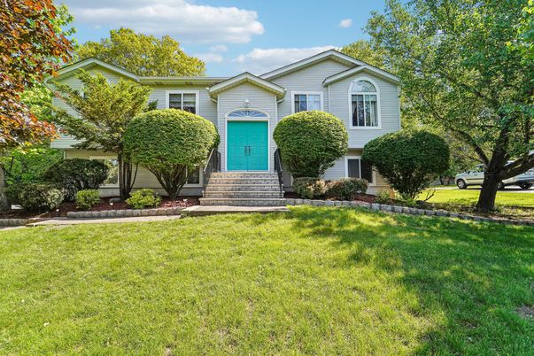 Exterior, Facade, Raised Ranch