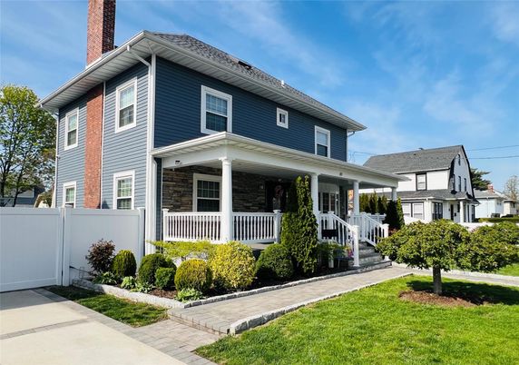 Exterior, Facade, American Foursquare