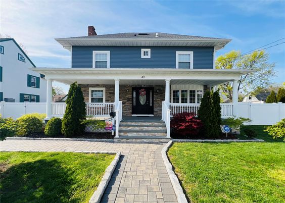Exterior, Facade, American Foursquare