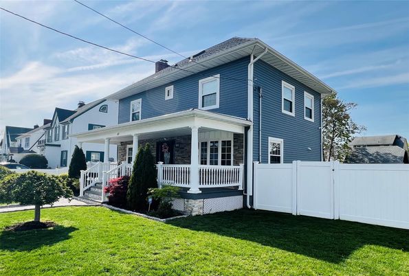 Backyard, Exterior, Facade, Queen Anne Victorian