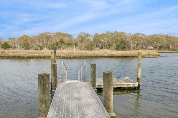 Exterior, Lake