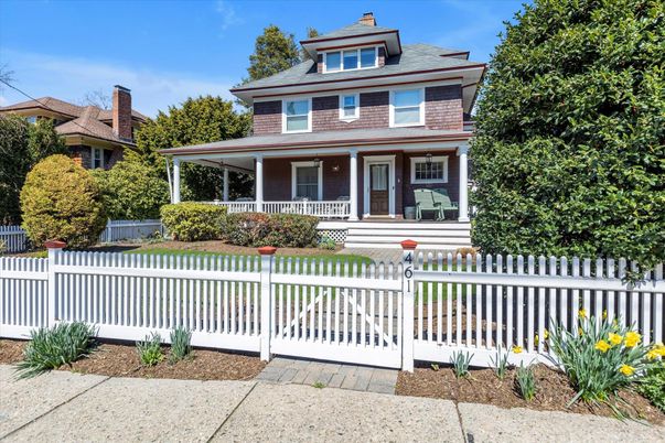 Exterior, Facade, American Foursquare