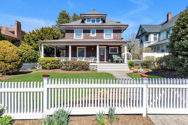 Exterior, Facade, American Foursquare
