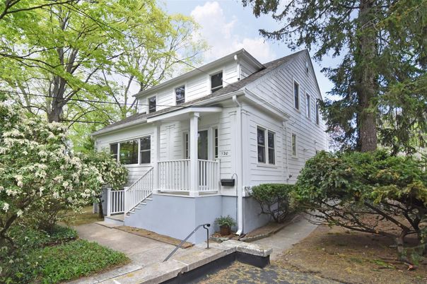 Exterior, Facade, American Foursquare