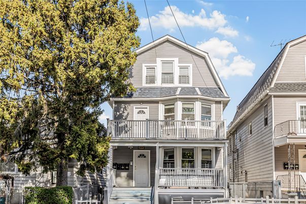 Exterior, Facade, Queen Anne Victorian