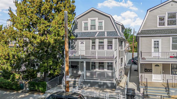 Exterior, Facade, Queen Anne Victorian