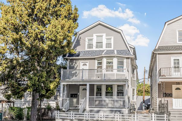 Exterior, Facade, Queen Anne Victorian