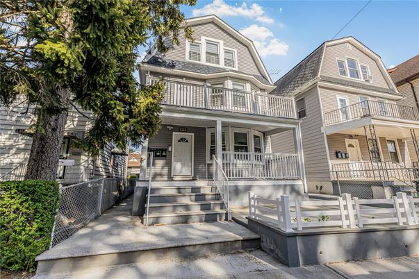 Exterior, Facade, Queen Anne Victorian