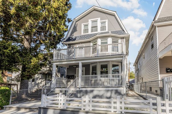 Exterior, Facade, Queen Anne Victorian