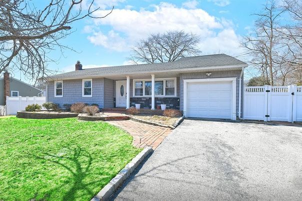 Attached, Exterior, Facade, Ranch