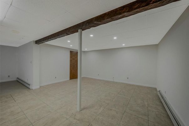 Empty room, Interior, Recessed Lighting, Wooden Beams