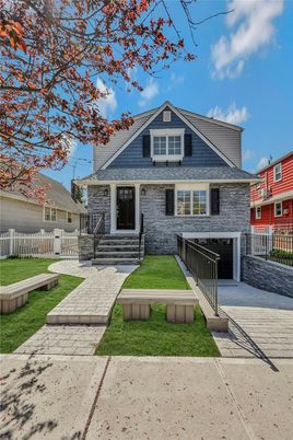 Attached, Exterior, Facade, American Craftsman
