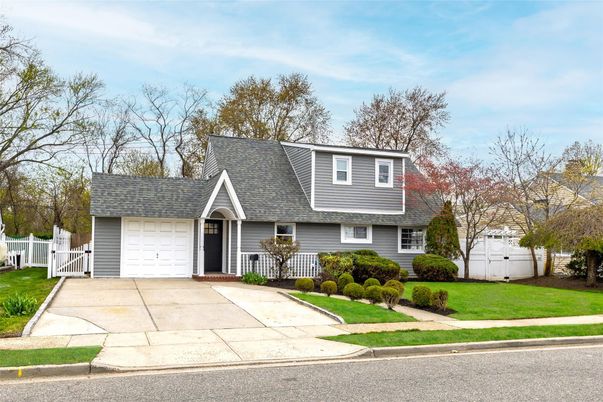 Attached, Exterior, Facade, Cape Cod