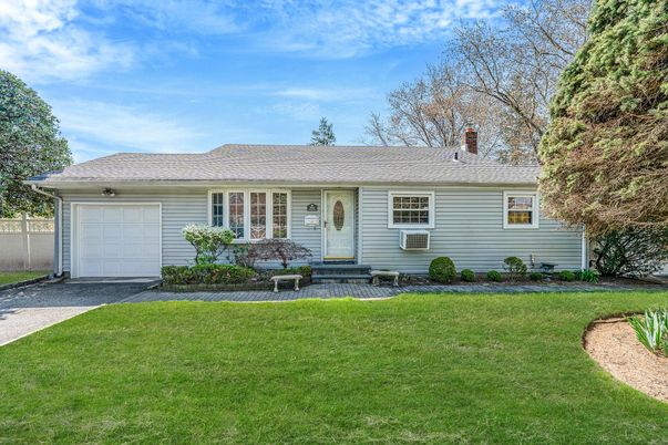 Attached, Exterior, Facade, Ranch