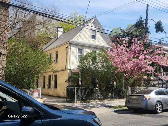 Exterior, Facade, Queen Anne Victorian