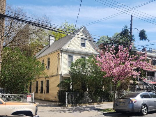 Exterior, Facade, Queen Anne Victorian