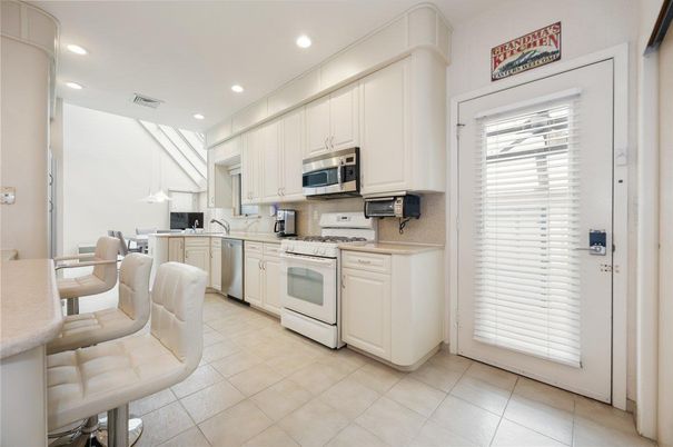 Dining room, Interior, Kitchen, Pendant Lights, Recessed Lighting, Stainless Steel Appliances