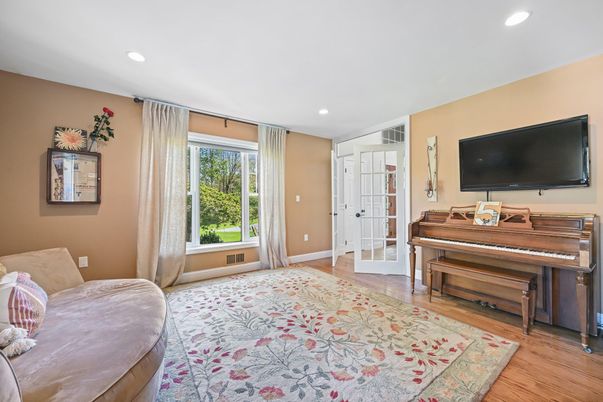 Interior, Piano, Recessed Lighting, Wood Texture Flooring