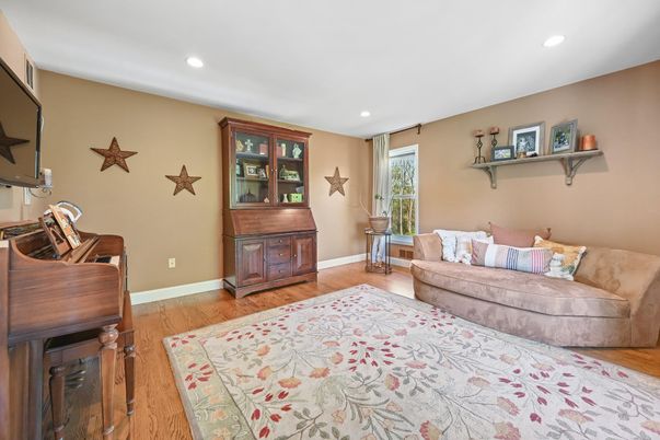 Interior, Piano, Recessed Lighting, Wood Texture Flooring