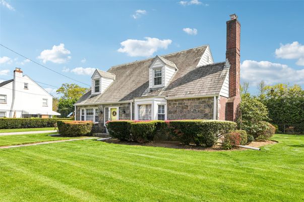 Exterior, Facade, Cape Cod