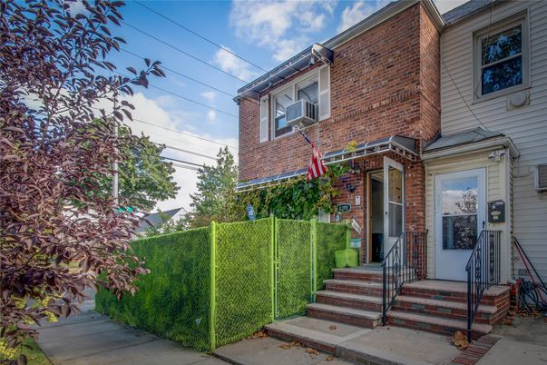 Exterior, Facade, Brick Facade, Rowhouse