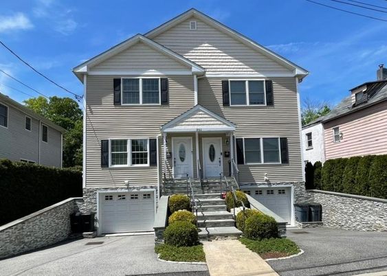 Attached, Exterior, Facade, Queen Anne Victorian