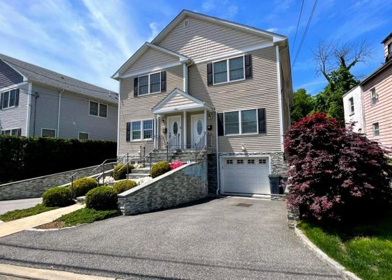 Attached, Exterior, Facade, Queen Anne Victorian