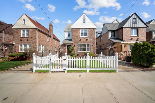 Exterior, Facade, Brick Facade, Queen Anne Victorian