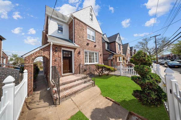 Exterior, Facade, Brick Facade, Rowhouse