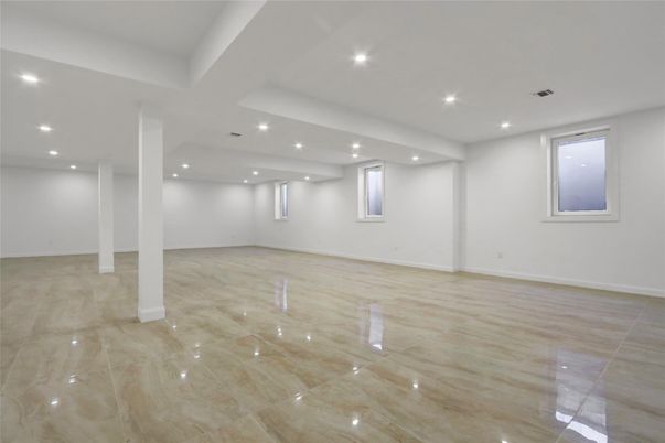 Empty room, Interior, Recessed Lighting