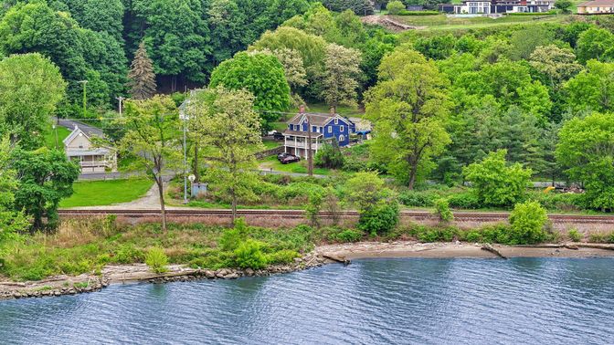 Exterior, Lake