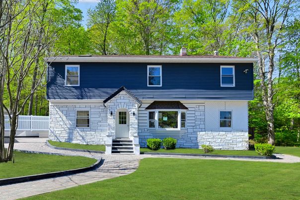 Exterior, Facade, Split Level