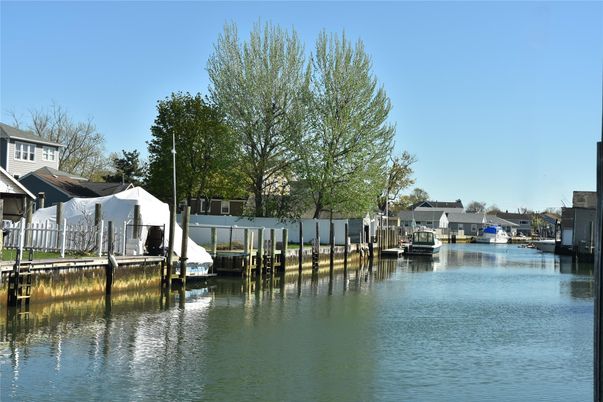 Exterior, Lake