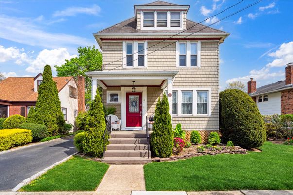 Exterior, Facade, American Foursquare