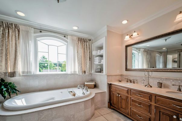 Bathroom, Dual Sink Vanities, Interior, Recessed Lighting