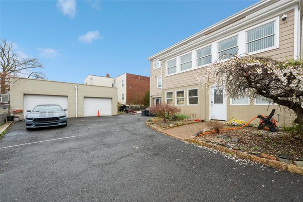 Attached, Exterior, Facade, Rowhouse
