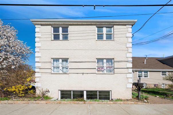 Exterior, Facade, American Foursquare