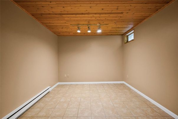 Empty room, Interior, Wooden Ceilings