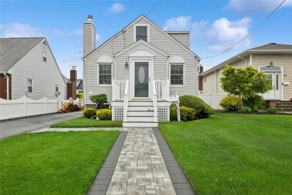 Backyard, Exterior, Facade, Queen Anne Victorian