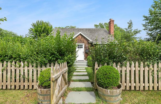 Exterior, Facade, Cape Cod