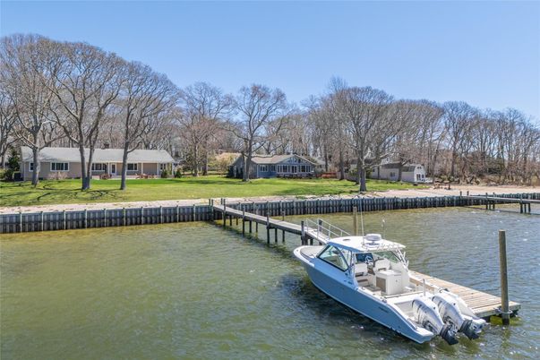 Exterior, Lake
