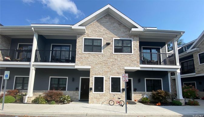 Exterior, Facade, Brick Facade, Rowhouse