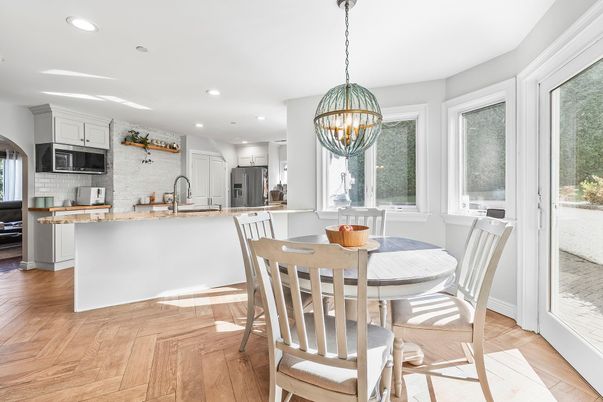 Chandelier, Dining room, Interior, Kitchen, Pendant Lights, Recessed Lighting, Stone Walls, Wood Texture Flooring