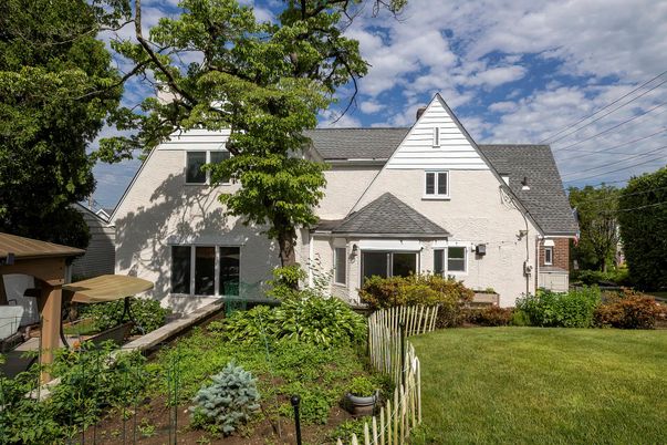 Backyard, Exterior, Facade, Queen Anne Victorian