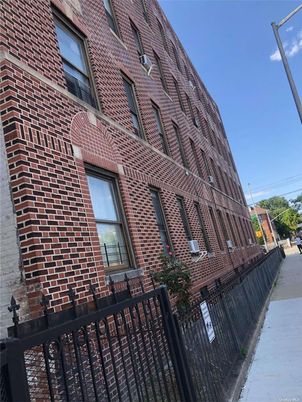 Exterior, Facade, Brick Facade, Chicago School
