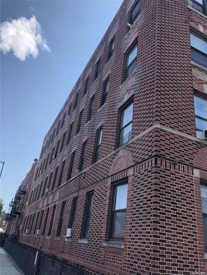 Exterior, Facade, Brick Facade, Chicago School